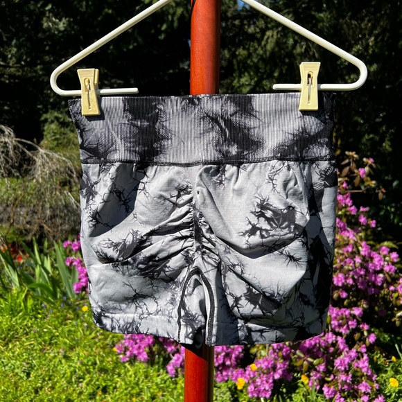 Amazon Scrunch Work-out shorts - Picture 5 of 5
